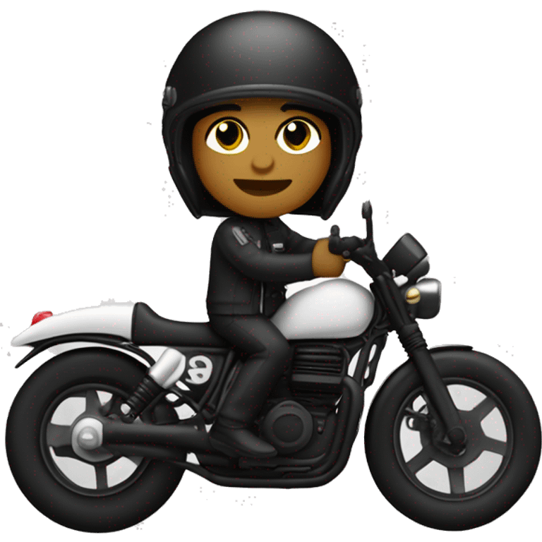 Un motorista blanco en moto custom negra con ropa negra con casco negro y un sieste blanco en  el casco emoji