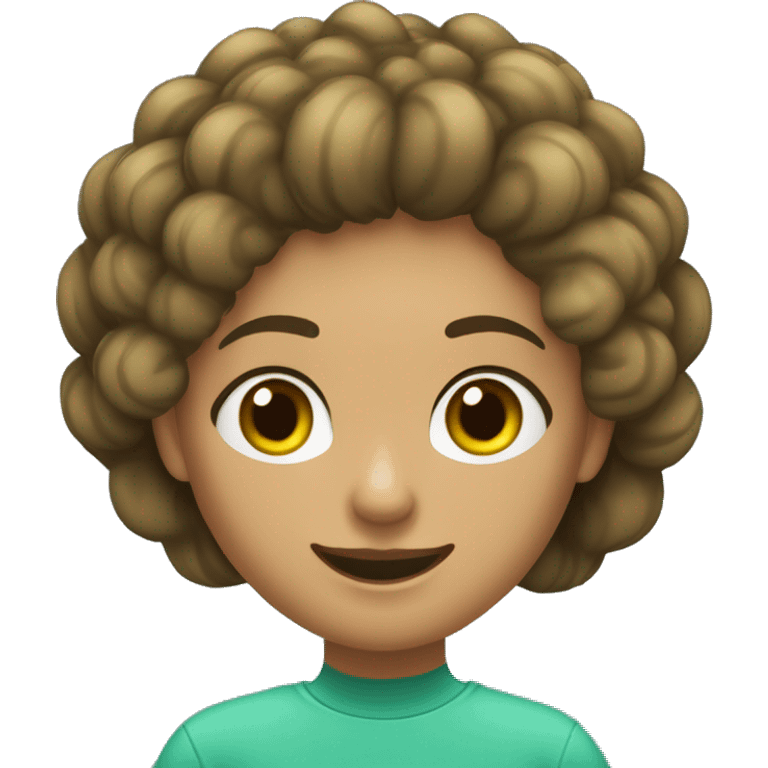 mujer pelo castaño oscuro ondulado, ojos verdes. De cuerpo entero, sonriendo con los brazos cruzados. Lleva una sudadera celeste y pantalones y deportes negros emoji