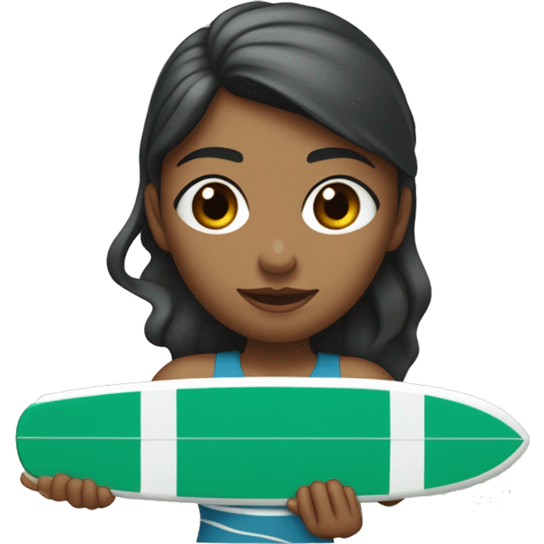 Mujer pelirroja con el pelo lacio recogido en una coleta alta y una diadema deportiva negra, con un remo en la mano encima de una tabla de surf blanca con el nombre Rio en verde agua. emoji