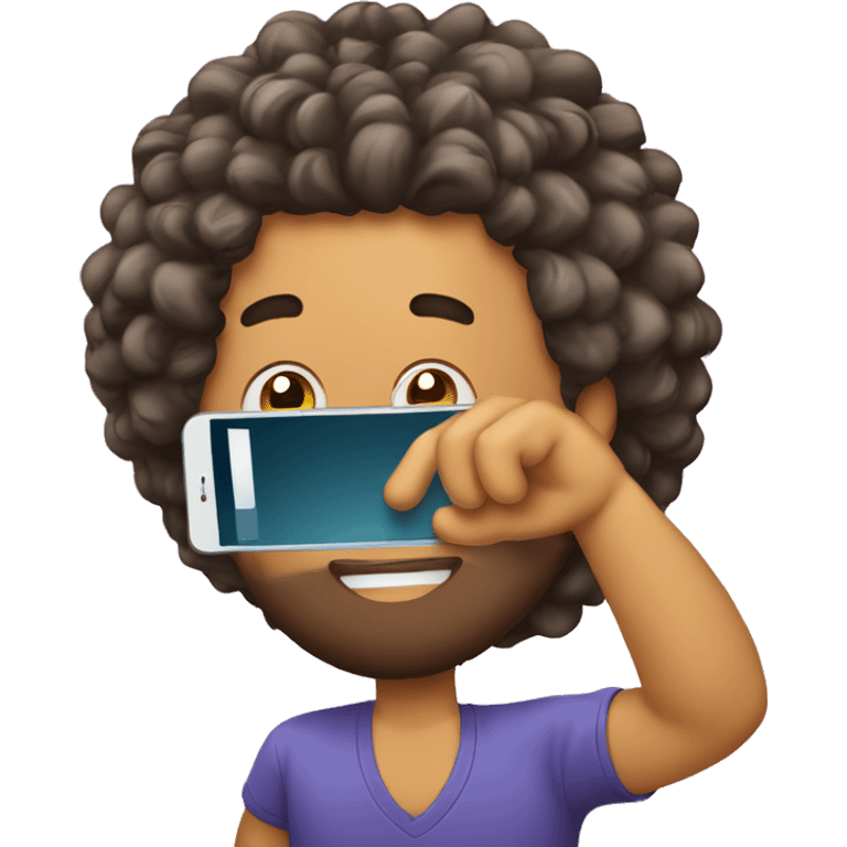 homem de cabelo cacheado curto segurando um celular emoji