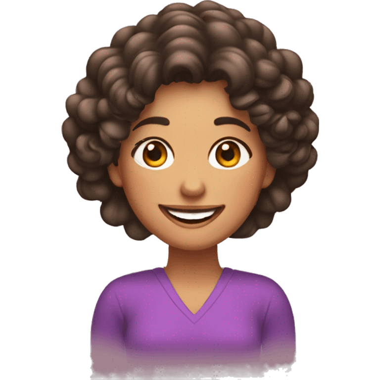 Mujer morena con pelo rizado y una gran sonrisa emoji