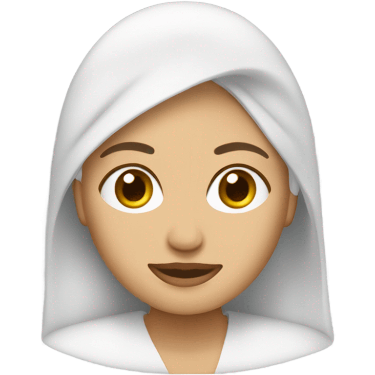 mujer blanca con toalla en la cabeza y crema en el rostro emoji