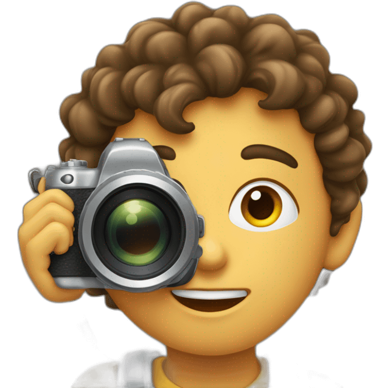 niño 12 años con pelo rizado sosteniendo una camara de fotos con microfono emoji