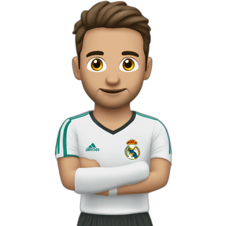 Hombre sin cabello con perilla jugando fútbol con el real madrid emoji