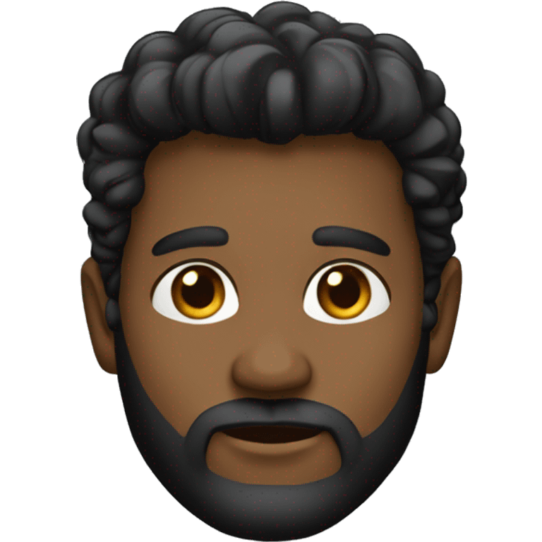 Homem de pele escura cabelo baixo olhos pretos barba e brinco pequeno e sorrindo emoji