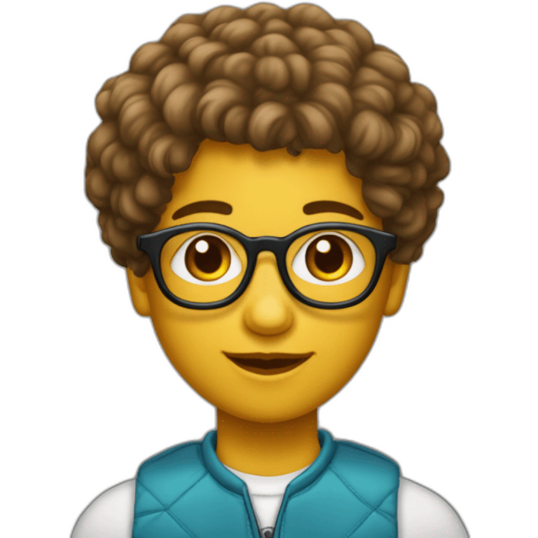 Adolescent métisse clair avec cheveux bouclés brun et un taper et des lunettes emoji