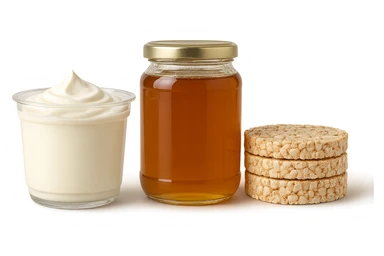 Yogurt Greco 2%
Miele (senza il cucchiaio di legno)
Gallette di Riso
vista frontale, iperrealistico 4k sticker