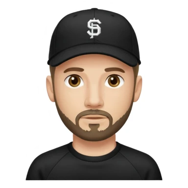 Hombre de ojos claros, con barba fina y perilla, gorra negra de baseball bordada, y sudadera negra sticker