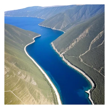 Bir kişi, sarı-siyah renkli bir deniz kayağının içinde oturuyor. Önünde açık deniz uzanıyor, gökyüzü açık mavi ve hafif bulutlu. Kişinin bir eli siyah eldivenli, diğerinde mavi ipli bir bileklik var. Eller kürek tutuyor. Ayaklarında terlik var. Manzara sakin, huzurlu ve sabah güneşiyle aydınlanmış. sticker