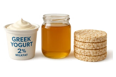 Yogurt Greco 2%
Miele (senza il cucchiaio di legno)
Gallette di Riso
vista frontale, iperrealistico 4k sticker