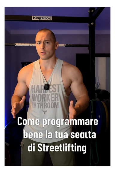 Uomo che si programma bene la sua seduta di Streetlifting. In italiano sticker