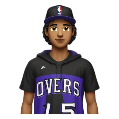 adolescente moreno de 19 años con gorra nba negra cerrada y remera negra oversize sticker