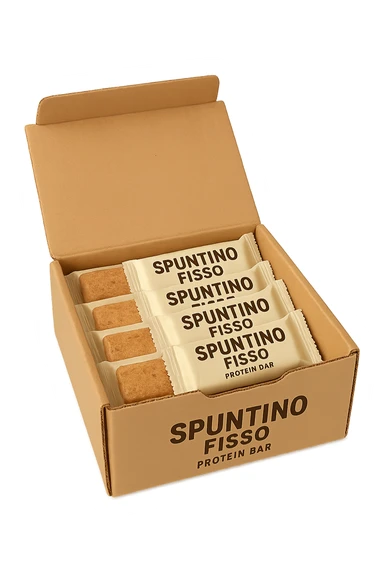 scatola aperta piena di barrette proteiche, con la scritta "SPUNTINO FISSO" SULLA CONFEZIONE in italiano,  realistici sticker