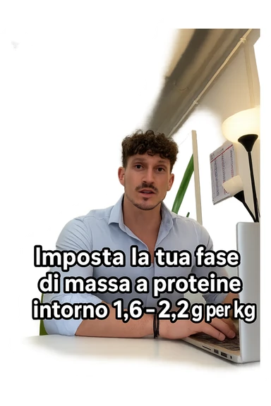 Uomo che imposta la sua fase di massa a proteine intorno 1.6 - 2.2g per kg in italiano sticker