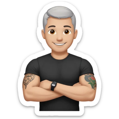 un homme de 35 ans, cheveux très court gris, qui sourit, musclé avec un seul bras tatoué et un tee shirt noir sticker