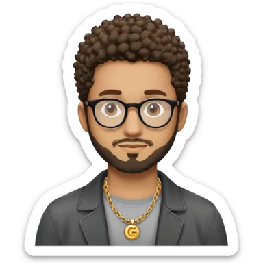 Hombre latino piel marron claro, cara estirada ovalada, gafas redondas oscuras, barba corta, pelo muy corto a los lados   rizado. Sonrisa leve, expresión tranquila. Camiseta gris, jacket negro abierto, collar G dorado sticker