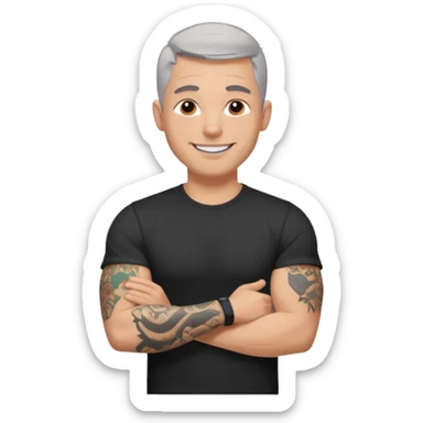 un homme de 35 ans, cheveux très court gris, qui sourit, musclé avec un seul bras tatoué et un tee shirt noir sticker