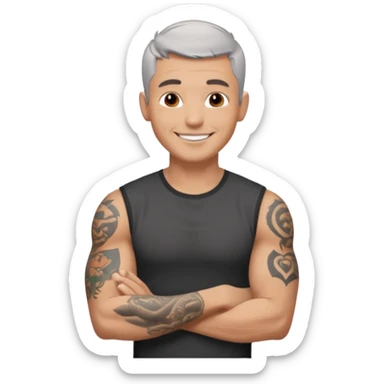 un homme de 35 ans, cheveux très court gris, qui sourit, musclé avec le bras droit tatoué et un tee shirt noir sticker