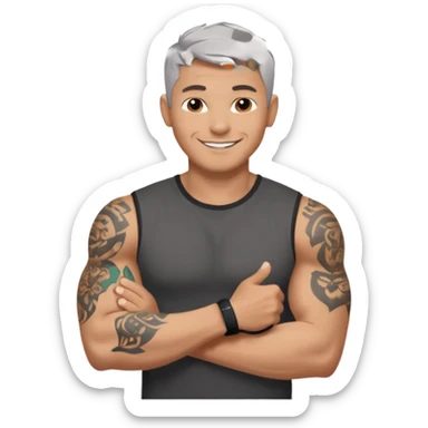 un homme de 35 ans, cheveux très court gris, qui sourit, musclé avec le bras droit tatoué et un tee shirt noir sticker