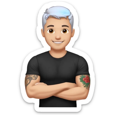 un homme de 35 ans, cheveux très court gris, qui sourit, musclé avec un seul bras tatoué et un tee shirt noir sticker