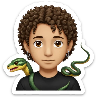 Chico con cabello medio corto, rizado, con ojos marrones, piel trigueña, con dos piercings debajo del labio (Snake bites) y dos piercings en cada oreja con pendientes negro, con polera negra sticker