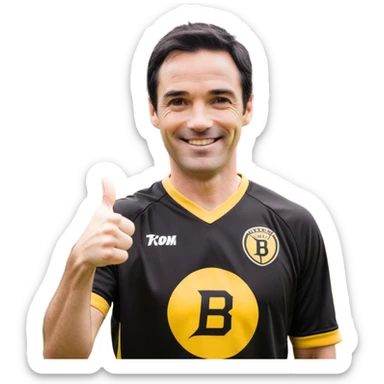 Illustration d’un personnage de style anime/manga, reprenant les traits suivants : homme de 41 ans avec une coupe de cheveux courte et noire légèrement en bataille assez court, des sourcils épais et expressifs, un grand sourire chaleureux avec les yeux plissés. Il porte un maillot de sport noir avec des détails jaunes et un logo sur la poitrine. L’image doit être optimisée pour une émote Twitch, avec un style cartoon épuré et expressif. Le personnage doit lever un pouce vers le haut en signe de validation et de félicitations. À côté de son pouce, l’inscription « GG » doit apparaître en lettres lisibles et dynamiques. L’arrière-plan doit être transparent et l’émote doit conserver une apparence propre et lisible même en petite taille. sticker