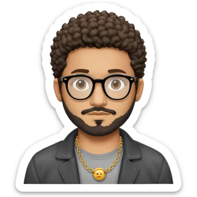 Hombre latino piel marron claro, cara ovalada, gafas redondas oscuras, barba corta, pelo corto rizado. Sonrisa leve, expresión tranquila. Camiseta gris, jacket negro abierto, collar dorado sticker