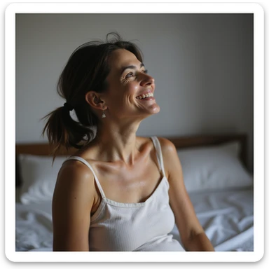 Donna giovane con PCOS che sorride e guarda verso l’alto, espressione di felicità e sollievo, ambiente domestico o clinico, dettagli iperrealistici 4K, verticale 9:16. sticker