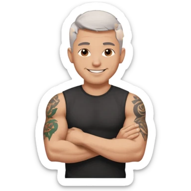 un homme de 35 ans, cheveux très court gris, qui sourit, musclé avec le bras droit tatoué et un tee shirt noir sticker