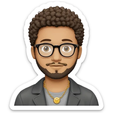 Hombre latino piel marron claro, cara estirada ovalada, gafas redondas oscuras, barba corta, pelo corto rizado. Sonrisa leve, expresión tranquila. Camiseta gris, jacket negro abierto, collar dorado sticker