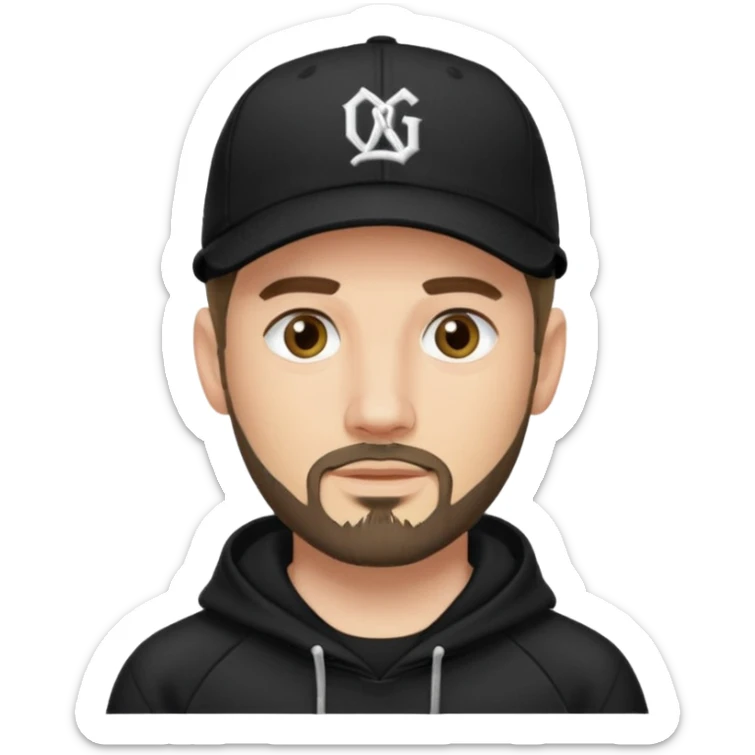 Hombre de ojos claros, con barba fina y perilla, gorra negra de baseball bordada con un 08, y sudadera negra sticker