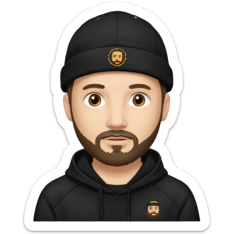 Hombre de ojos claros, con barba fina y perilla, gorra negra bordada, y sudadera negra sticker