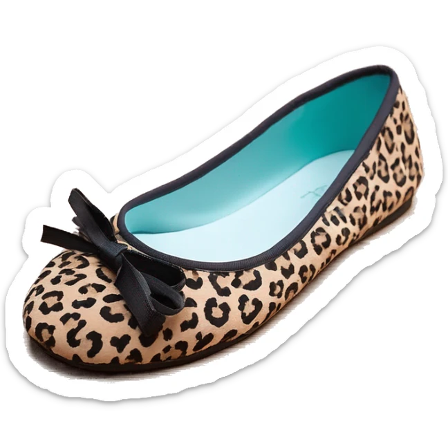 Chaussons ballerines isotoner avec noeud pour femme en tissu semelle du dessous en cuir de couleur leopard très féminine porter au pied  sticker