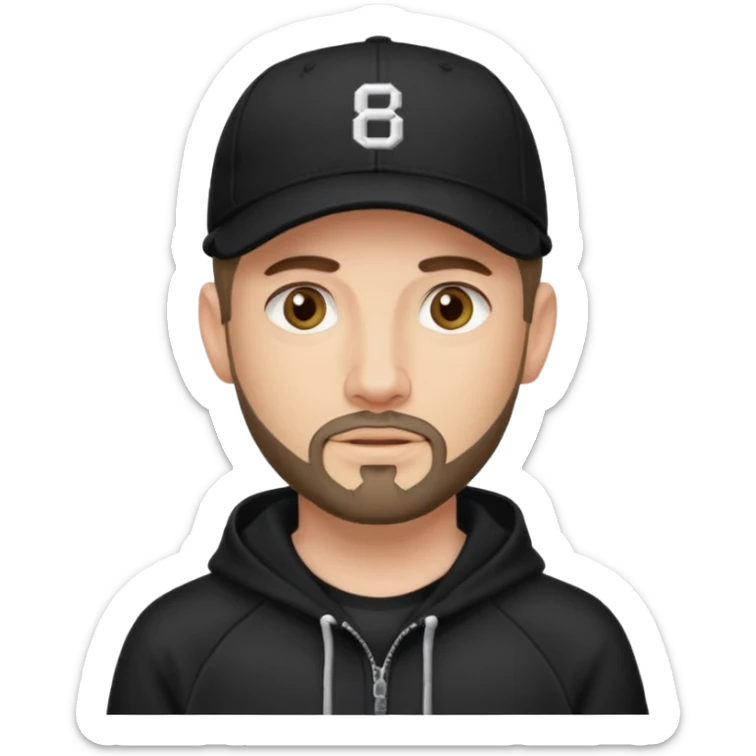 Hombre de ojos claros, con barba fina y perilla, gorra negra de baseball bordada con un 8, y sudadera negra sticker