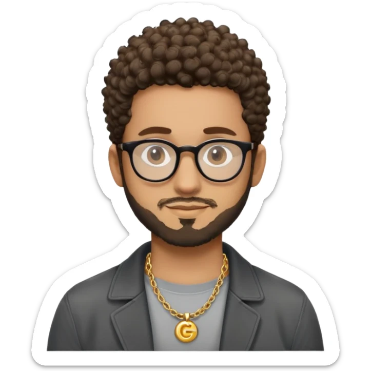 Hombre latino piel marron claro, cara estirada ovalada, gafas redondas oscuras, barba corta, pelo muy corto a los lados   rizado. Sonrisa leve, expresión tranquila. Camiseta gris, jacket negro abierto, collar G dorado sticker