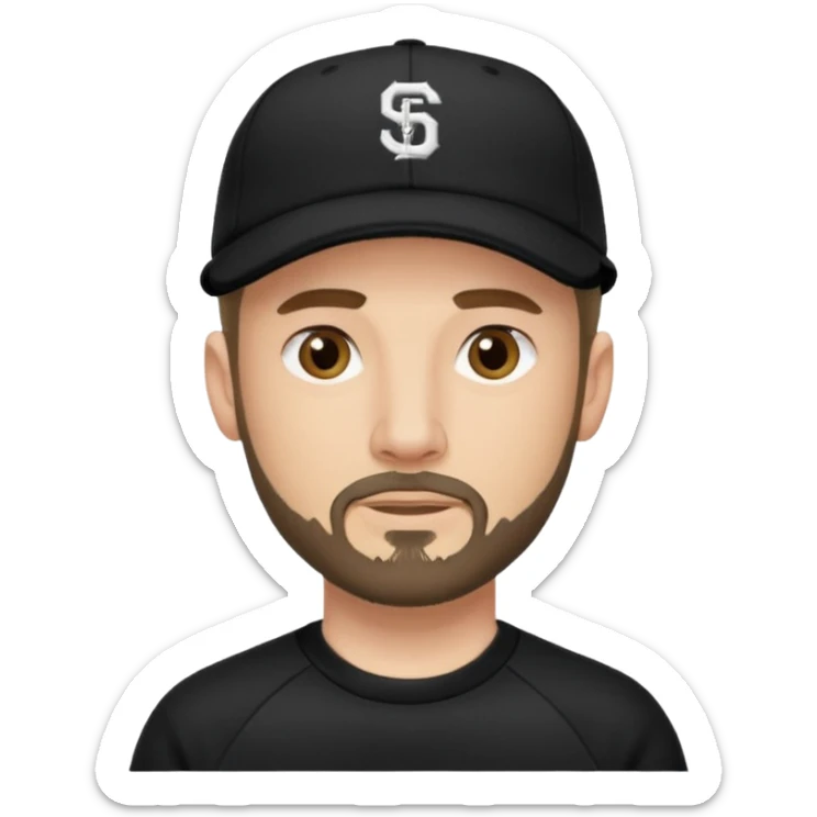Hombre de ojos claros, con barba fina y perilla, gorra negra de baseball bordada, y sudadera negra sticker