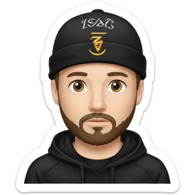 Hombre de ojos claros, con barba fina y perilla, gorra negra bordada, y sudadera negra sticker