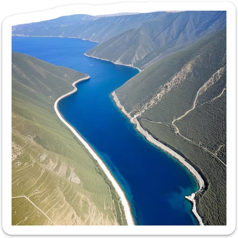 Bir kişi, sarı-siyah renkli bir deniz kayağının içinde oturuyor. Önünde açık deniz uzanıyor, gökyüzü açık mavi ve hafif bulutlu. Kişinin bir eli siyah eldivenli, diğerinde mavi ipli bir bileklik var. Eller kürek tutuyor. Ayaklarında terlik var. Manzara sakin, huzurlu ve sabah güneşiyle aydınlanmış. sticker