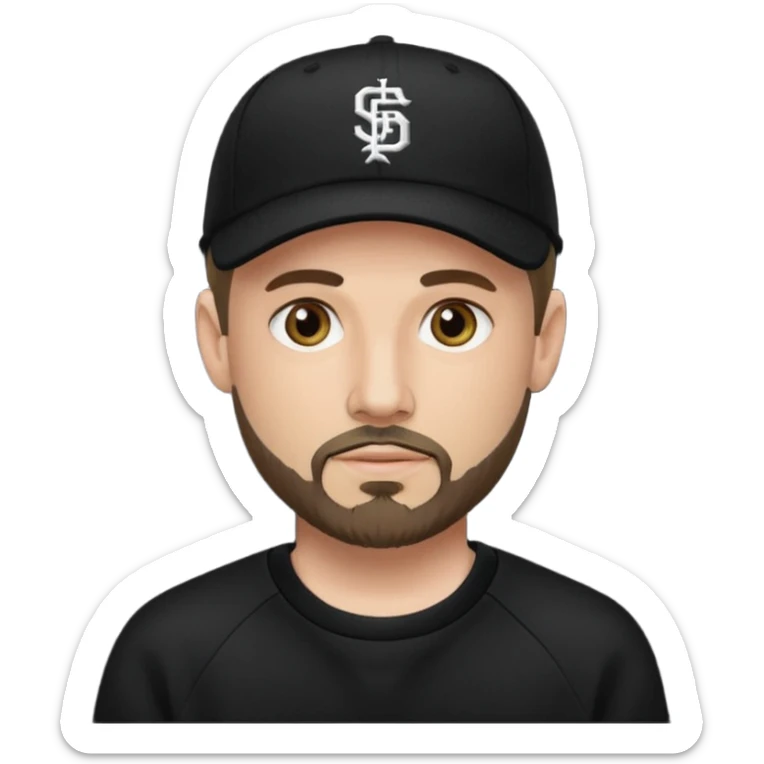 Hombre de ojos claros, con barba fina y perilla, gorra negra de baseball bordada, y sudadera negra sticker