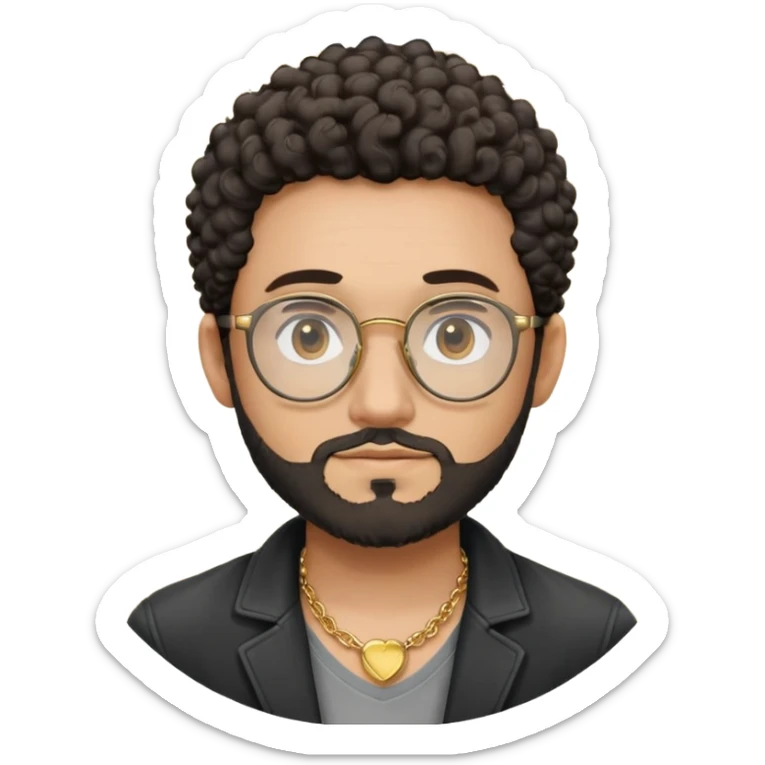 Hombre, cara redonda, gafas redondas oscuras, barba corta, pelo corto rizado. Sonrisa leve, expresión tranquila. Camiseta gris, jacket negro abierto, collar dorado sticker