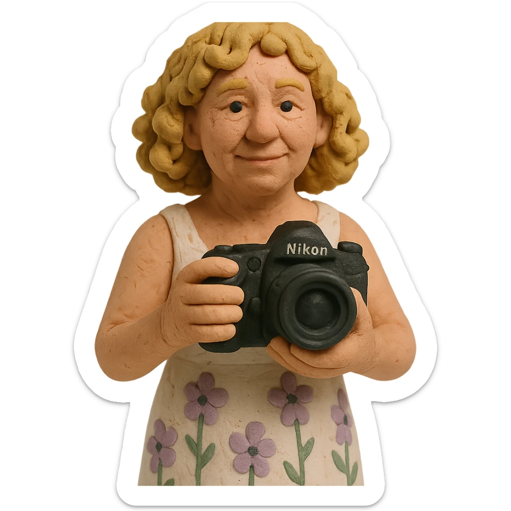 chica rubia de rulos de 50 años con cámara Nikon y vestido largo blanco con flores lilas, estilo claymation sticker