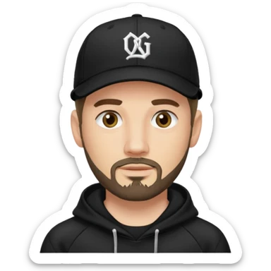 Hombre de ojos claros, con barba fina y perilla, gorra negra de baseball bordada con un 08, y sudadera negra sticker