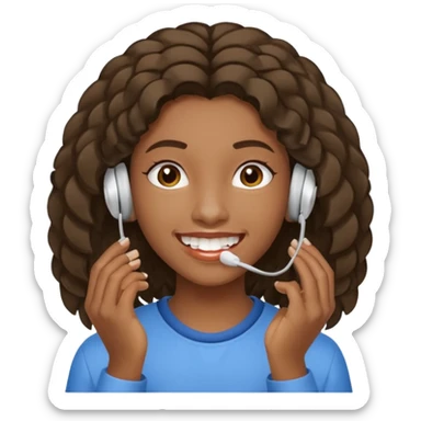 Faça um adolescente de cabelo cacheado médio sorrindo com um aparelho dental e fones de ouvido, com um moletom branco sticker