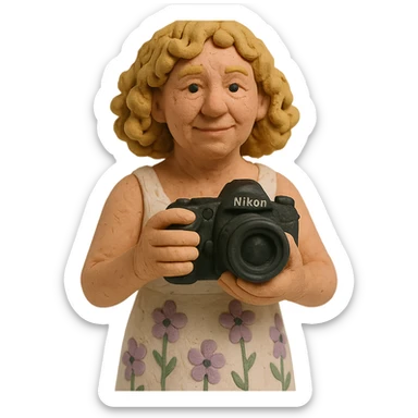 chica rubia de rulos de 50 años con cámara Nikon y vestido largo blanco con flores lilas, estilo claymation sticker