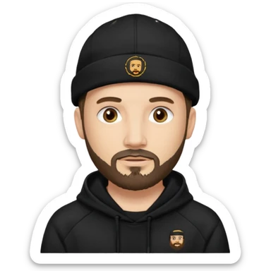 Hombre de ojos claros, con barba fina y perilla, gorra negra bordada, y sudadera negra sticker