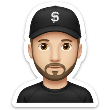 Hombre de ojos claros, con barba fina y perilla, gorra negra de baseball bordada, y sudadera negra sticker