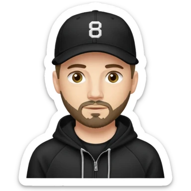Hombre de ojos claros, con barba fina y perilla, gorra negra de baseball bordada con un 08, y sudadera negra sticker
