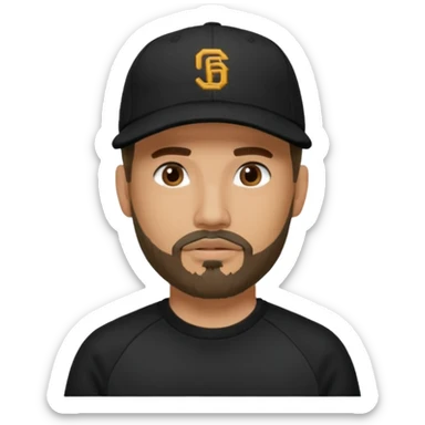 Hombre con la cara blureada, con barba fina y perilla, gorra negra de baseball bordada con un 08, y sudadera negra sticker