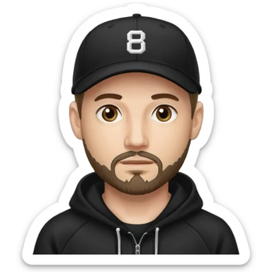 Hombre de ojos claros, con barba fina y perilla, gorra negra de baseball bordada con un 8, y sudadera negra sticker