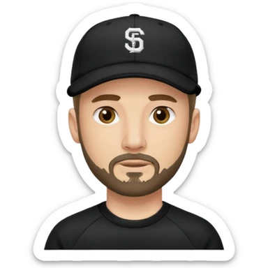 Hombre de ojos claros, con barba fina y perilla, gorra negra de baseball bordada, y sudadera negra sticker